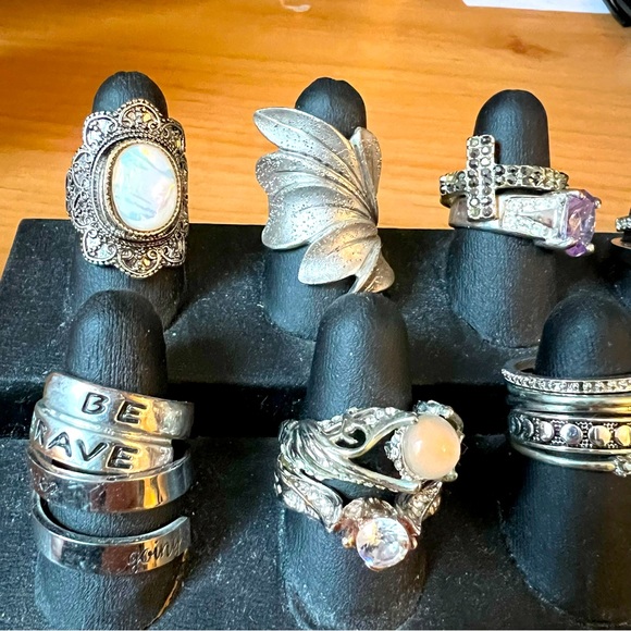 24 rings costume jewelry sizes 6,7 and 8 - Picture 4 of 4